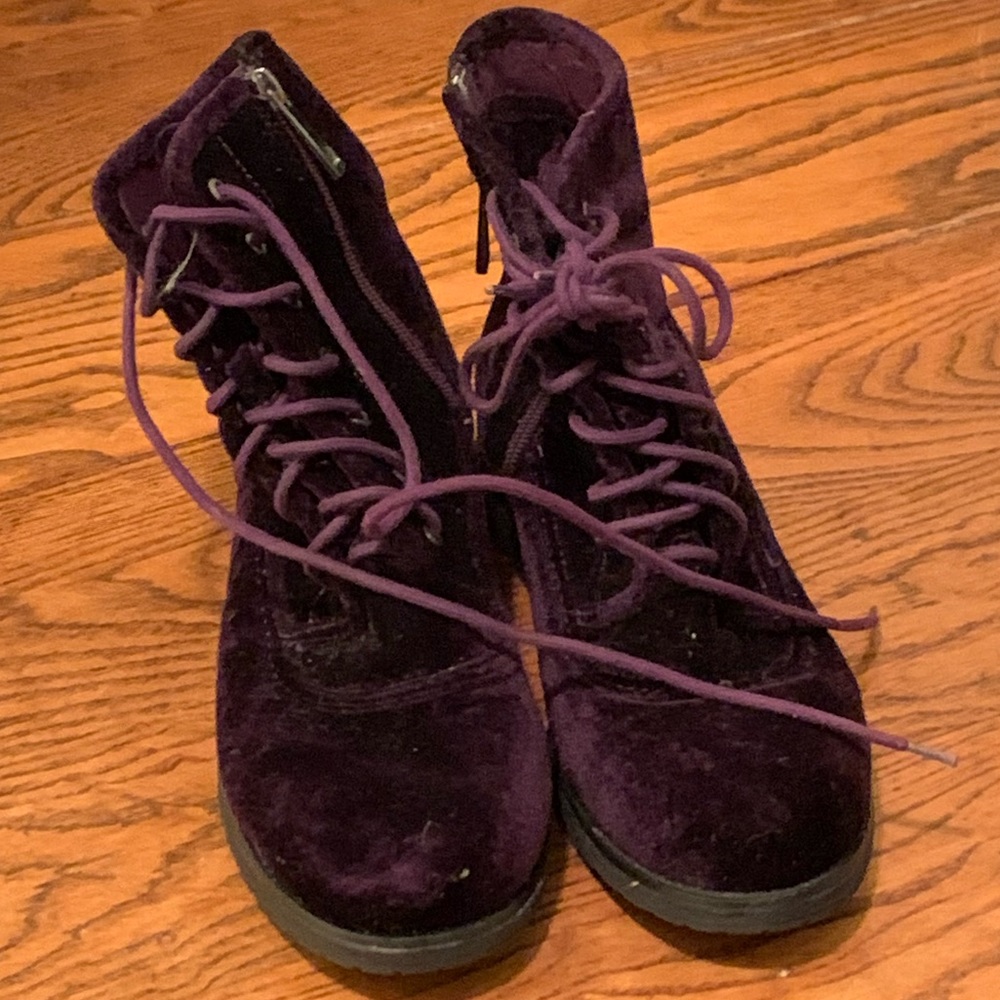 adorable purple velvet boots, size 8